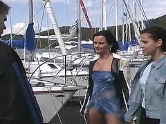 Skipper hat Spaß mit Julia Crow und Freundin